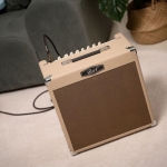 Cort gitárerősítő zengetővel, 30 Watt, Bluetooth, világos homok